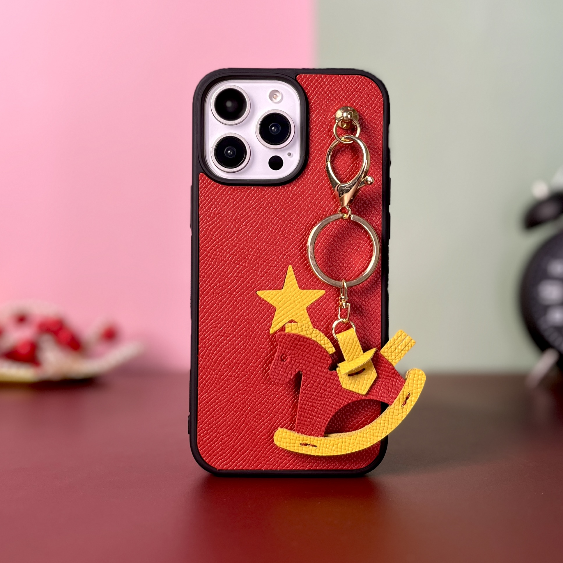 Ốp da thủ công viền đen Sao Vàng gắn charm hình ngựa- Epsom